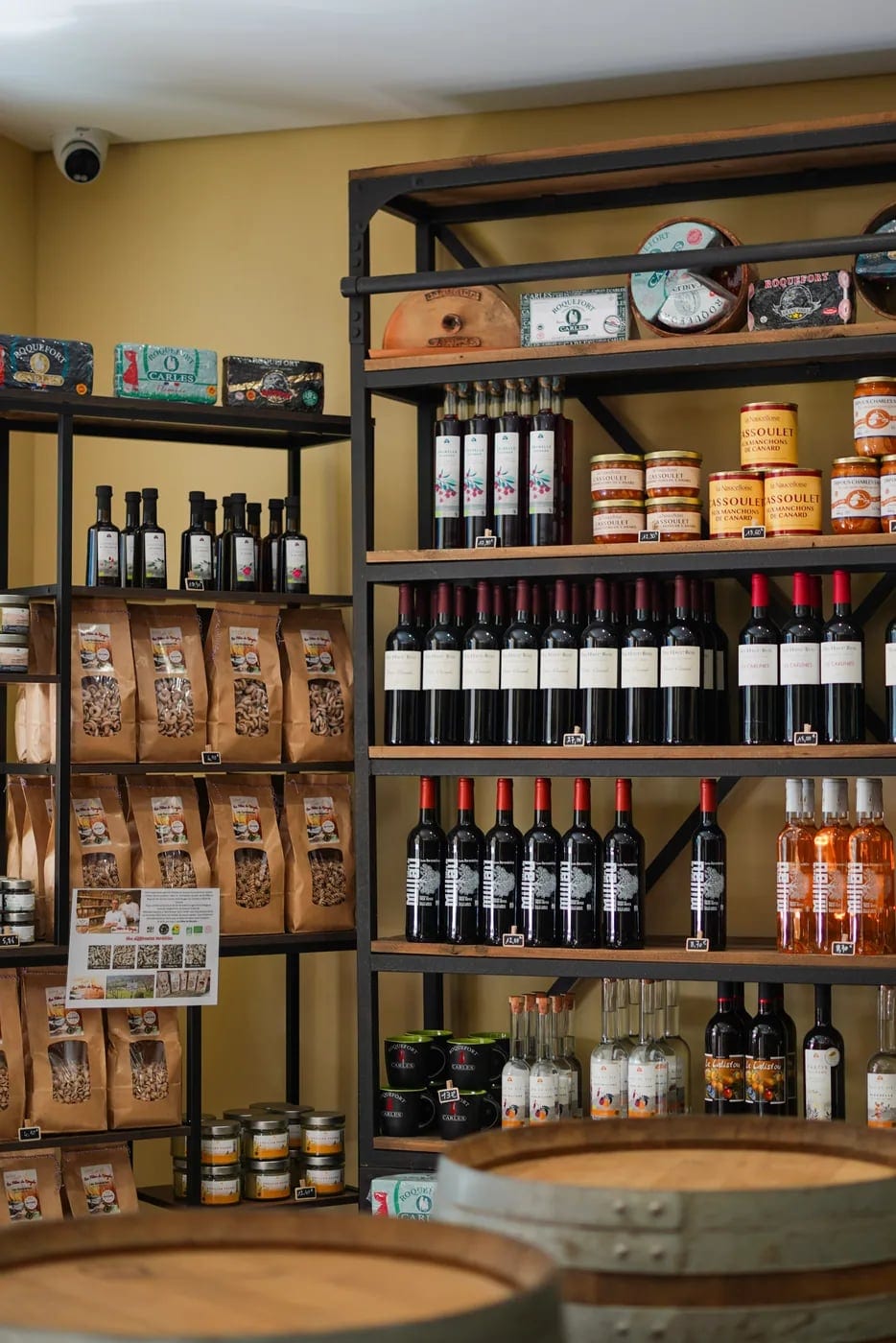 Comptoir de coupe, main en train d'emballer un morceau de roquefort