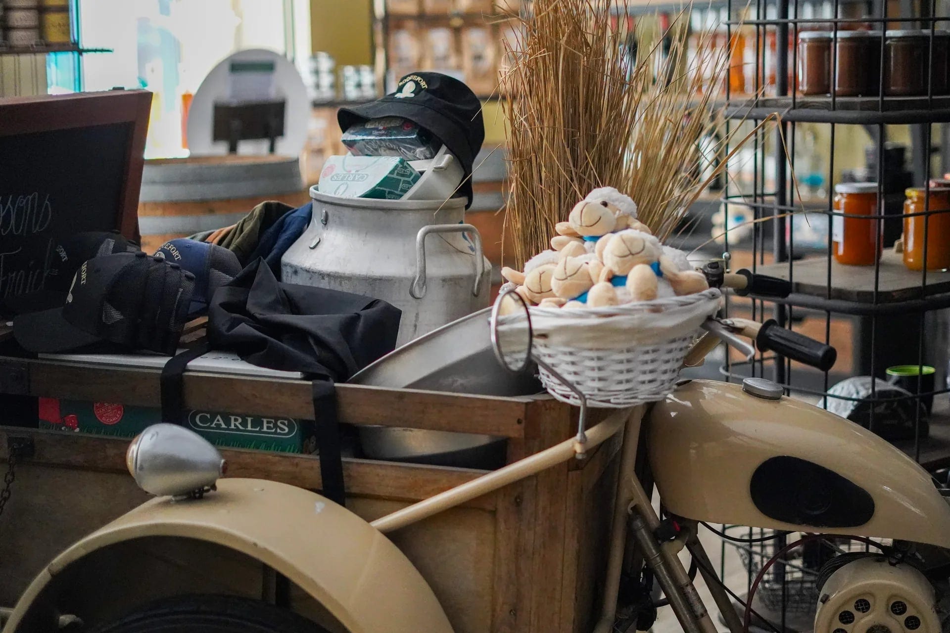 Intérieur de la boutique, vitrine et comptoir de coupe
