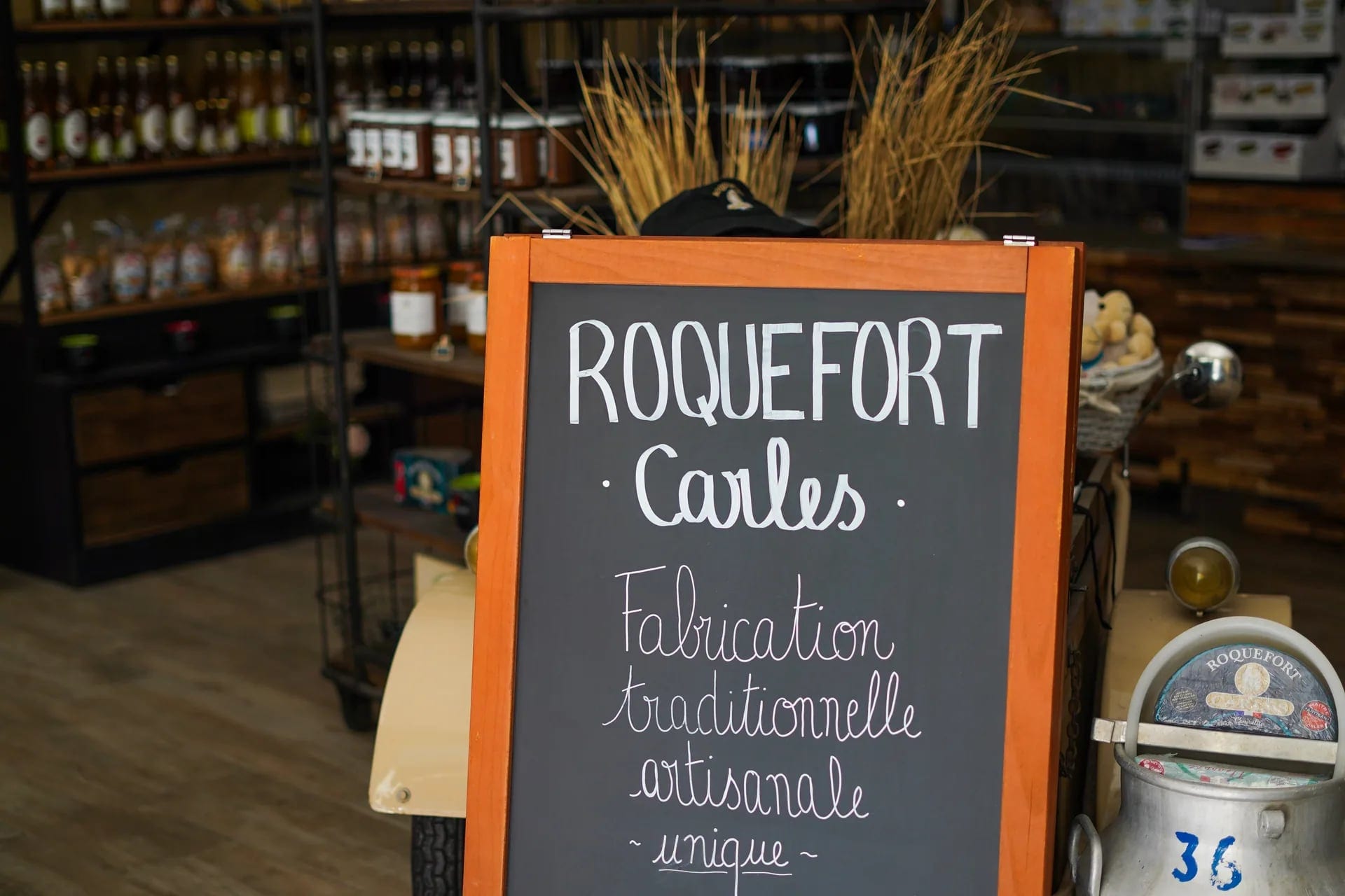 Vue d'ensemble de la boutique, étagères en bois et éclairage chaud