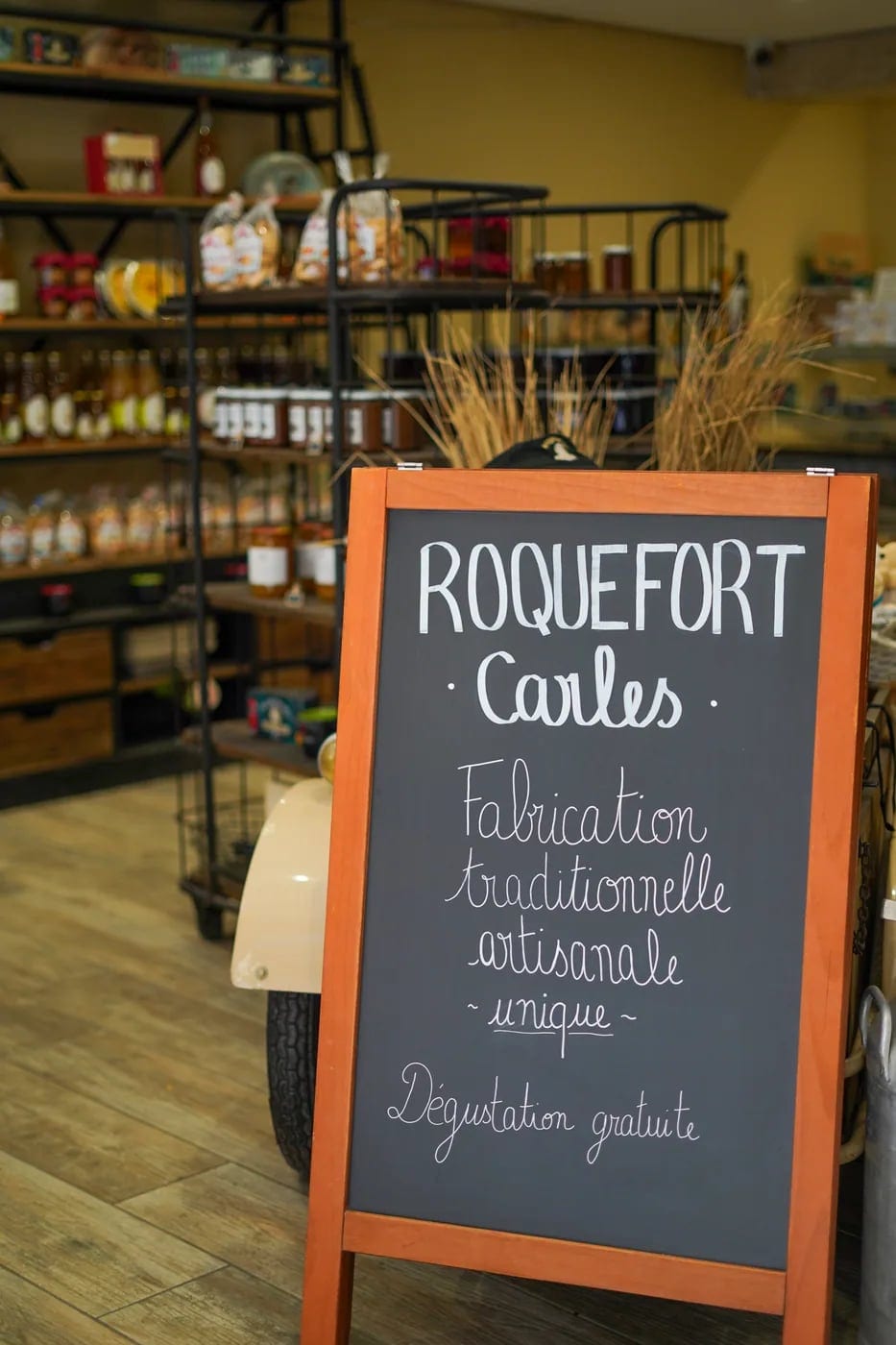 Vitrine de la boutique côté rue, produits exposés