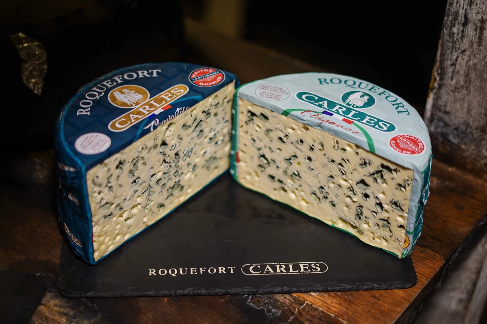 Roquefort Carles Convoitise et Élégance côte à côte sur ardoise — shooting Maison Carles